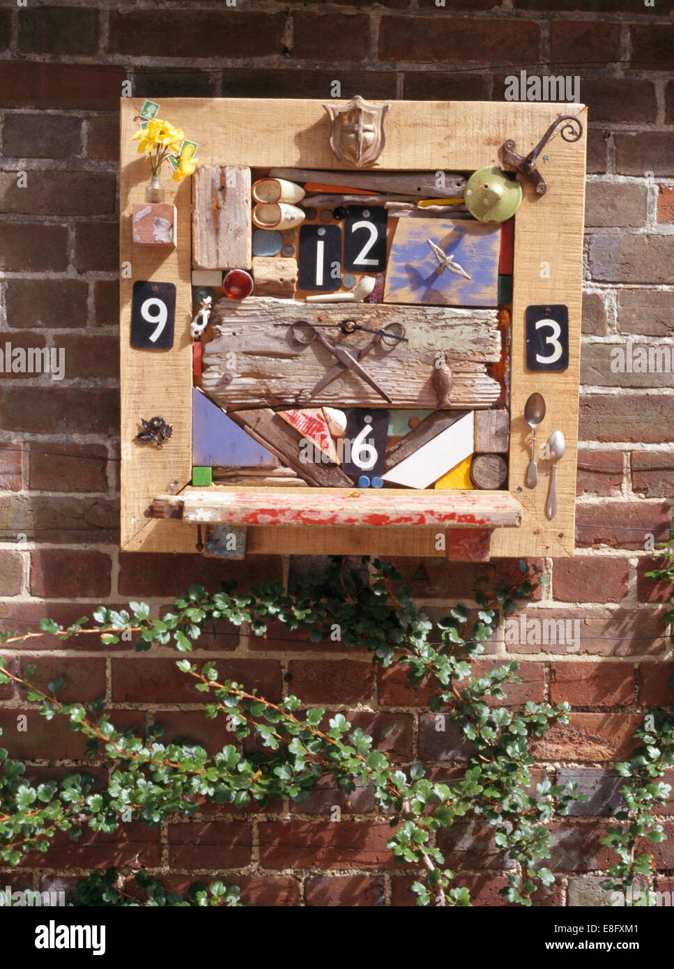 Close-up di novità scultura in legno su un muro di mattoni Foto Stock