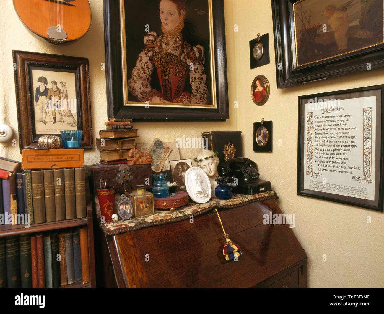 Piccolo scaffale accanto all ufficio di presidenza con eclettica collezione di oggetti in vecchio stile studio Foto Stock