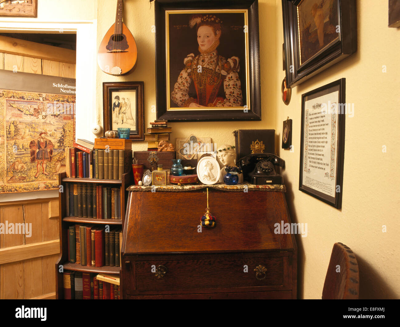 Piccolo scaffale accanto all ufficio di presidenza con eclettica collezione di oggetti in vecchio stile studio Foto Stock