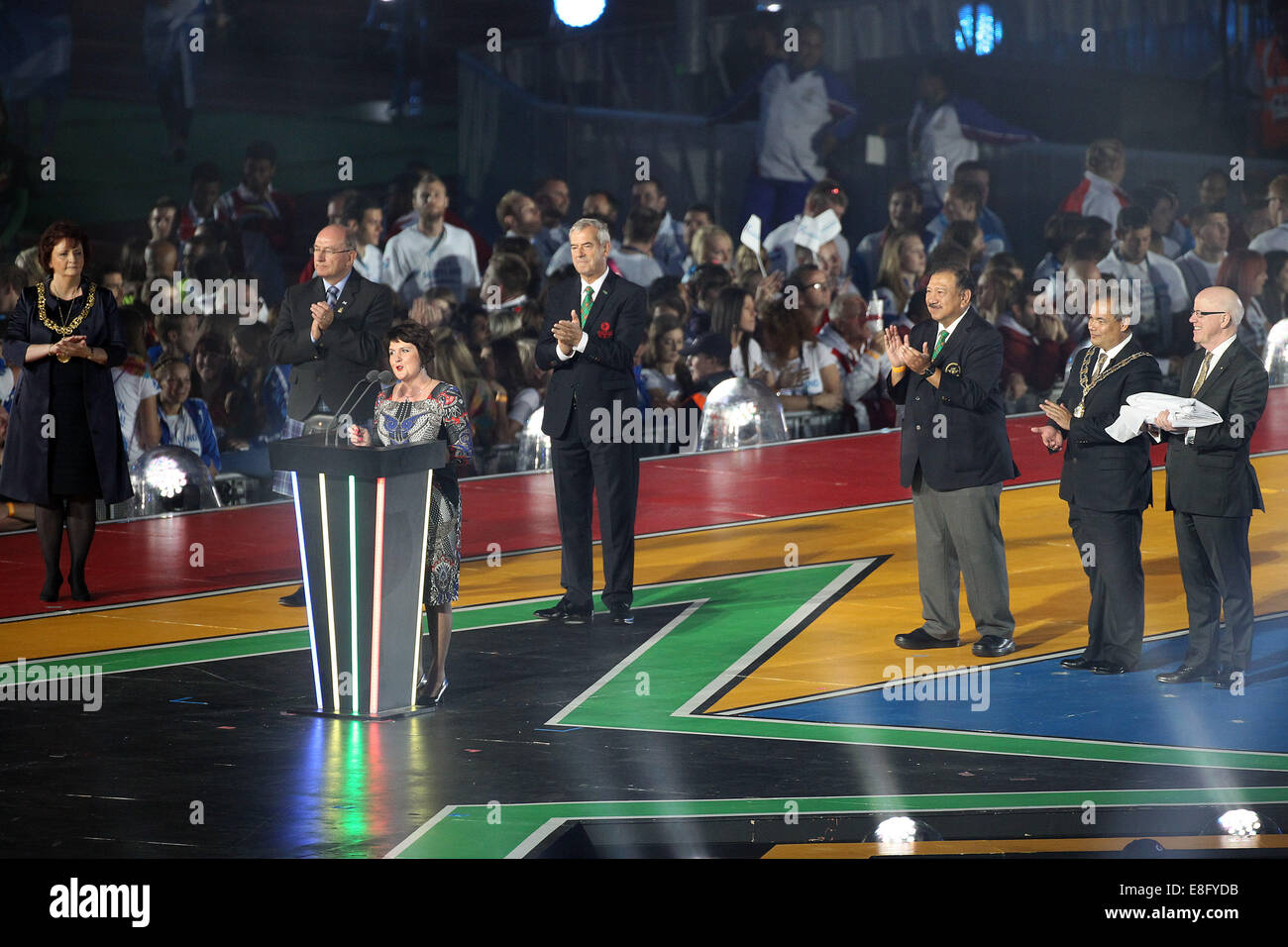 Queensland Ministro per i Giochi del Commonwealth Jann Stuckey fa un discorso durante il CGF flag handover cerimonia. La chiusura Ceremo Foto Stock