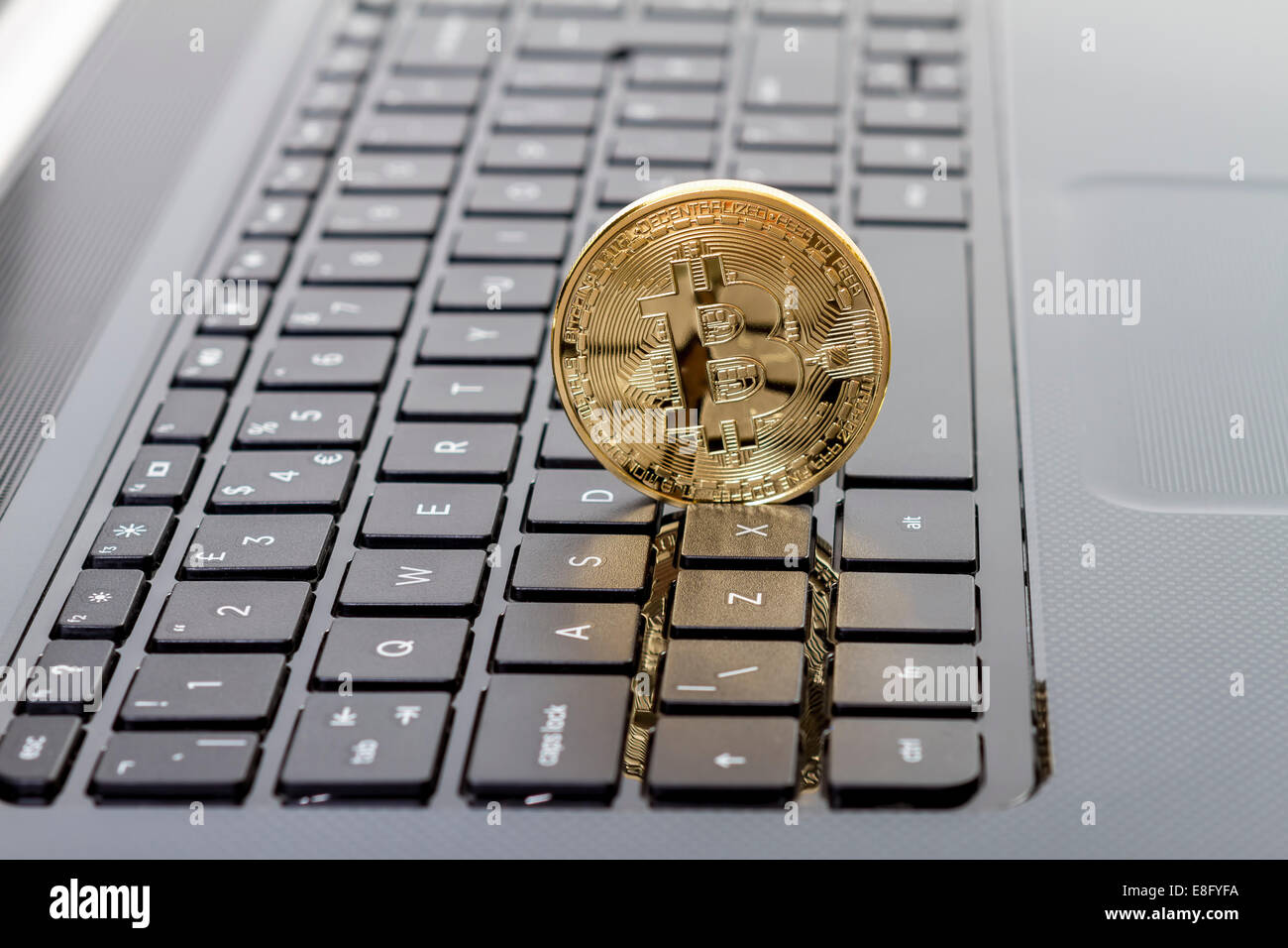 Studio shot di golden Bitcoin moneta virtuale sul computer portatile. Close-up del lato anteriore. Foto Stock