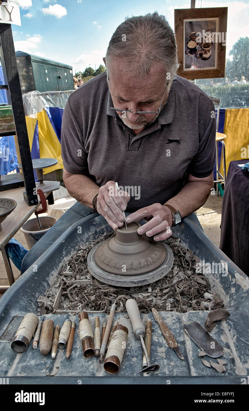 Scultura in argilla. Potter in un luogo all'aperto con una gamma completa di strumenti a portata di mano. Inghilterra Regno Unito Foto Stock