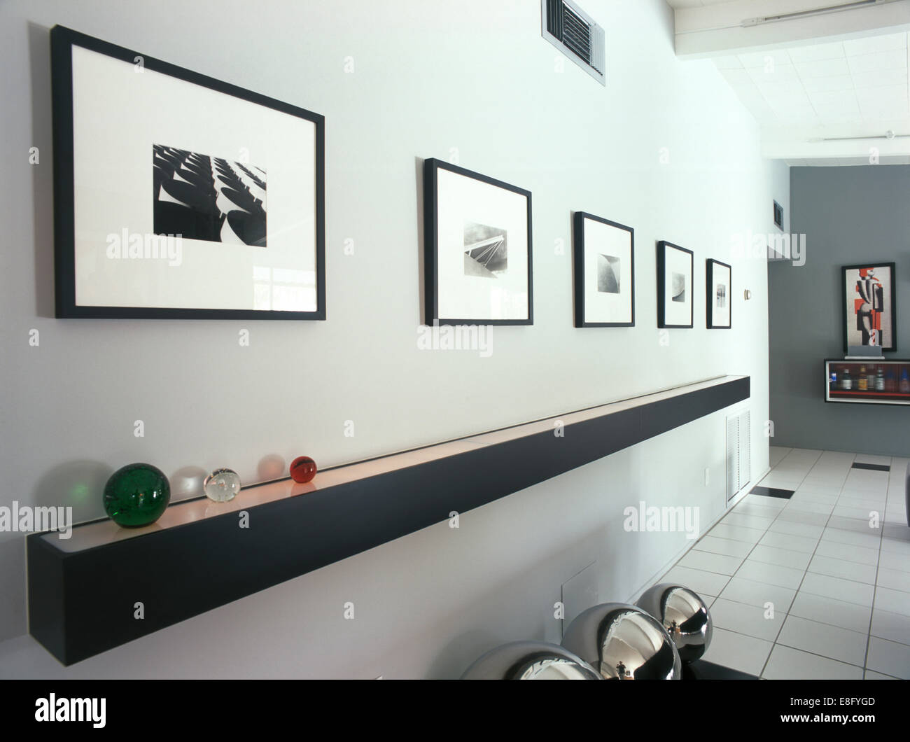 Incorniciata nero+fotografie bianco al di sopra di lunga durata nella moderna hall Foto Stock