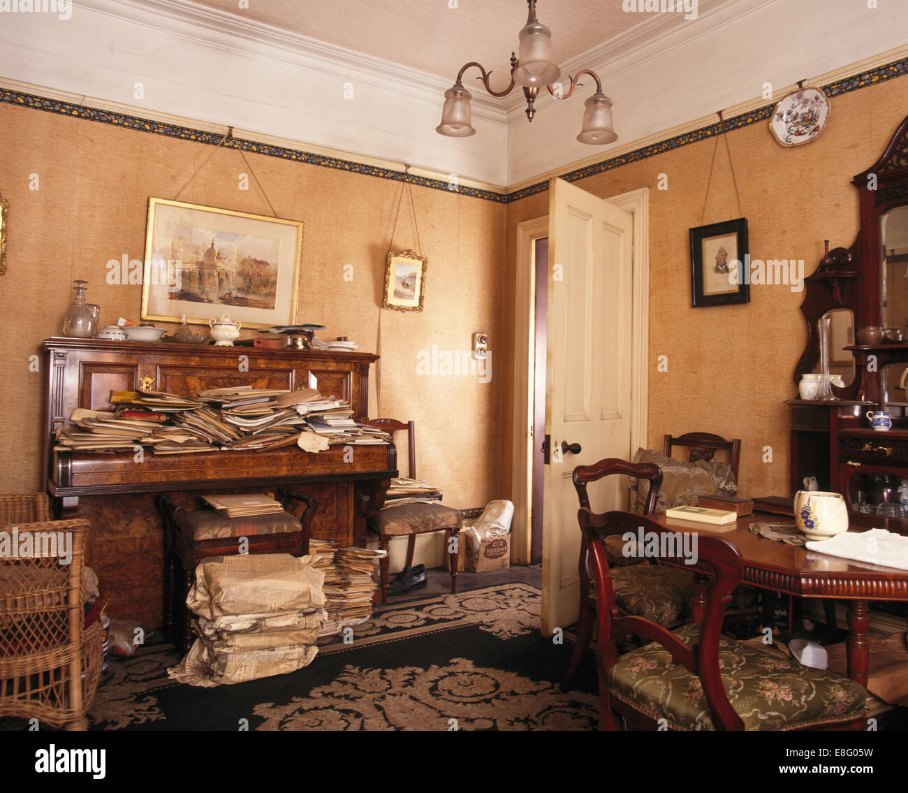 Il pianoforte in stile vittoriano in ingombra di Edwardian studio Foto Stock