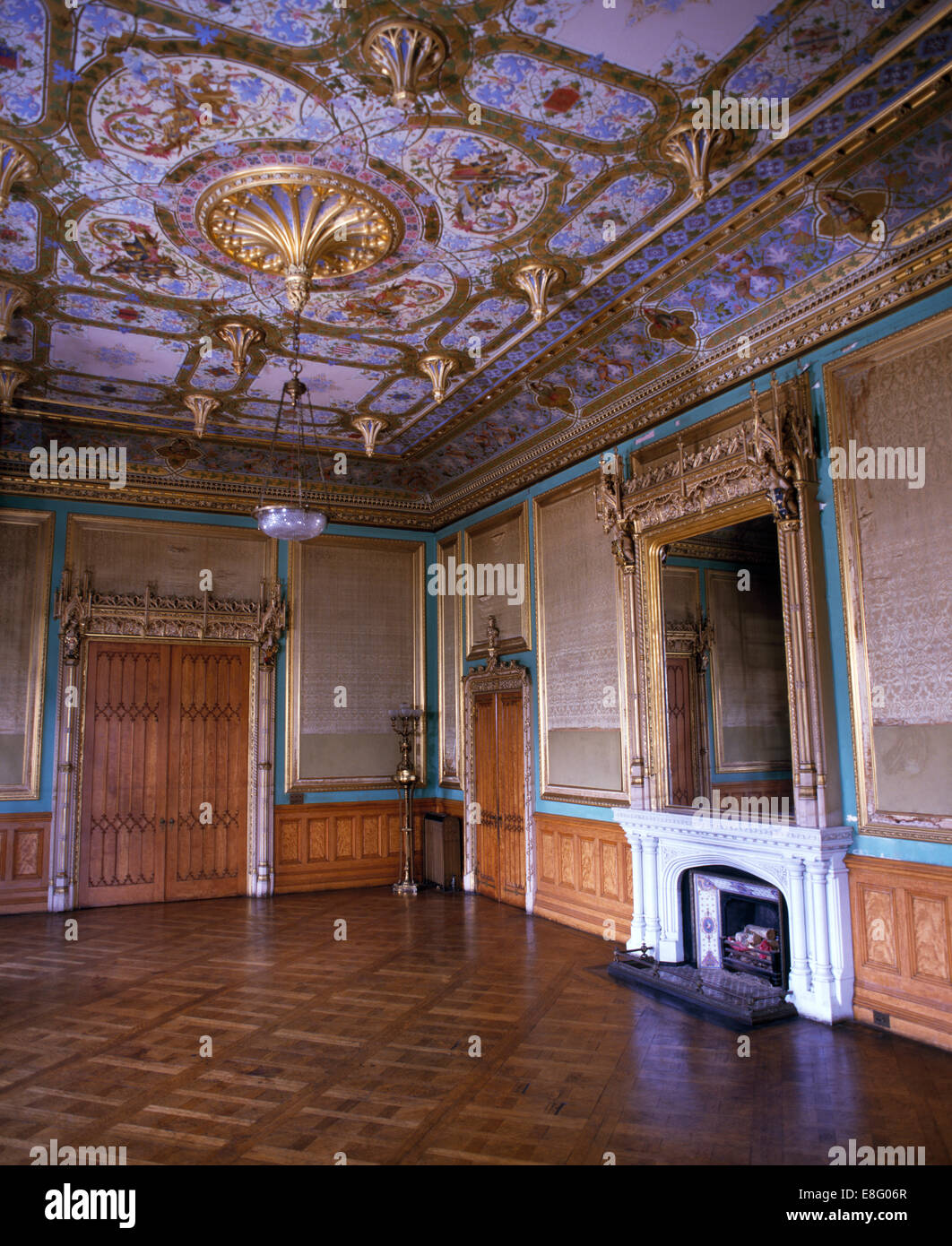 Dorati che ornano il soffitto dipinto in hall in Sede statali Foto Stock