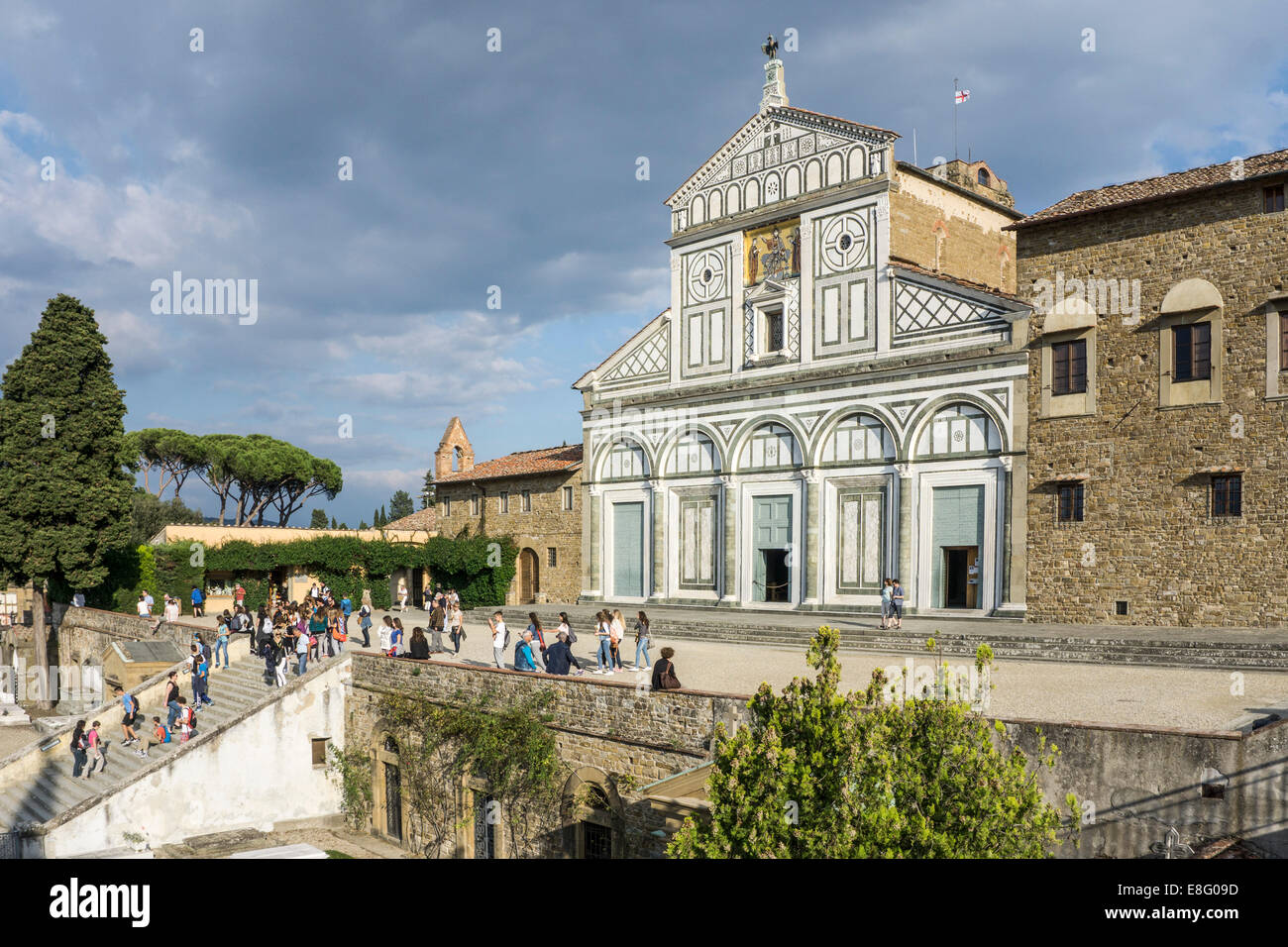 Vista dei visitatori su scale e ingresso facciata della Basilica romanica di San Miniato al Monte sulla collina alta sopra Firenze Italia Foto Stock