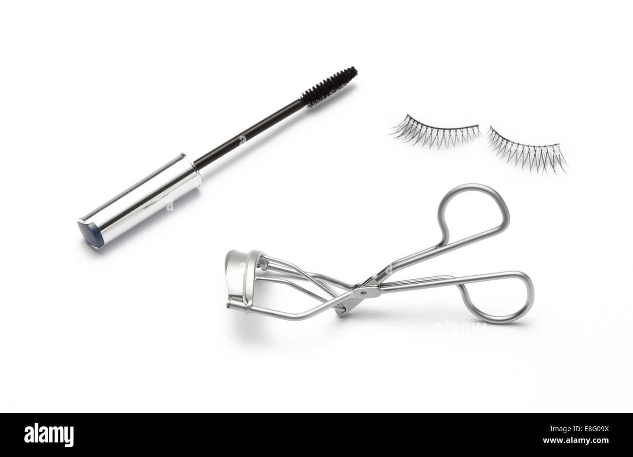 Falso falso di ciglia di ciglia con il bigodino e mascara isolati su sfondo bianco Foto Stock