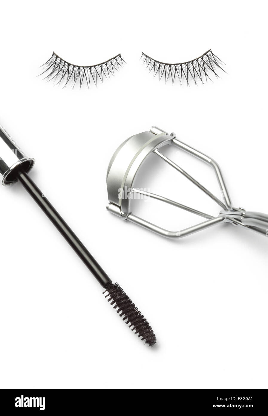 Falso falso di ciglia di ciglia con il bigodino e mascara isolati su sfondo bianco Foto Stock
