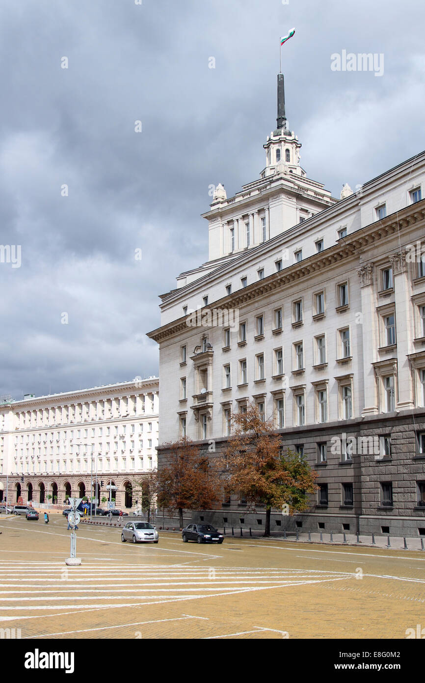 Una bandiera bulgara vola sopra l ex partito comunista bulgaro sede a Sofia, Bulgaria Foto Stock