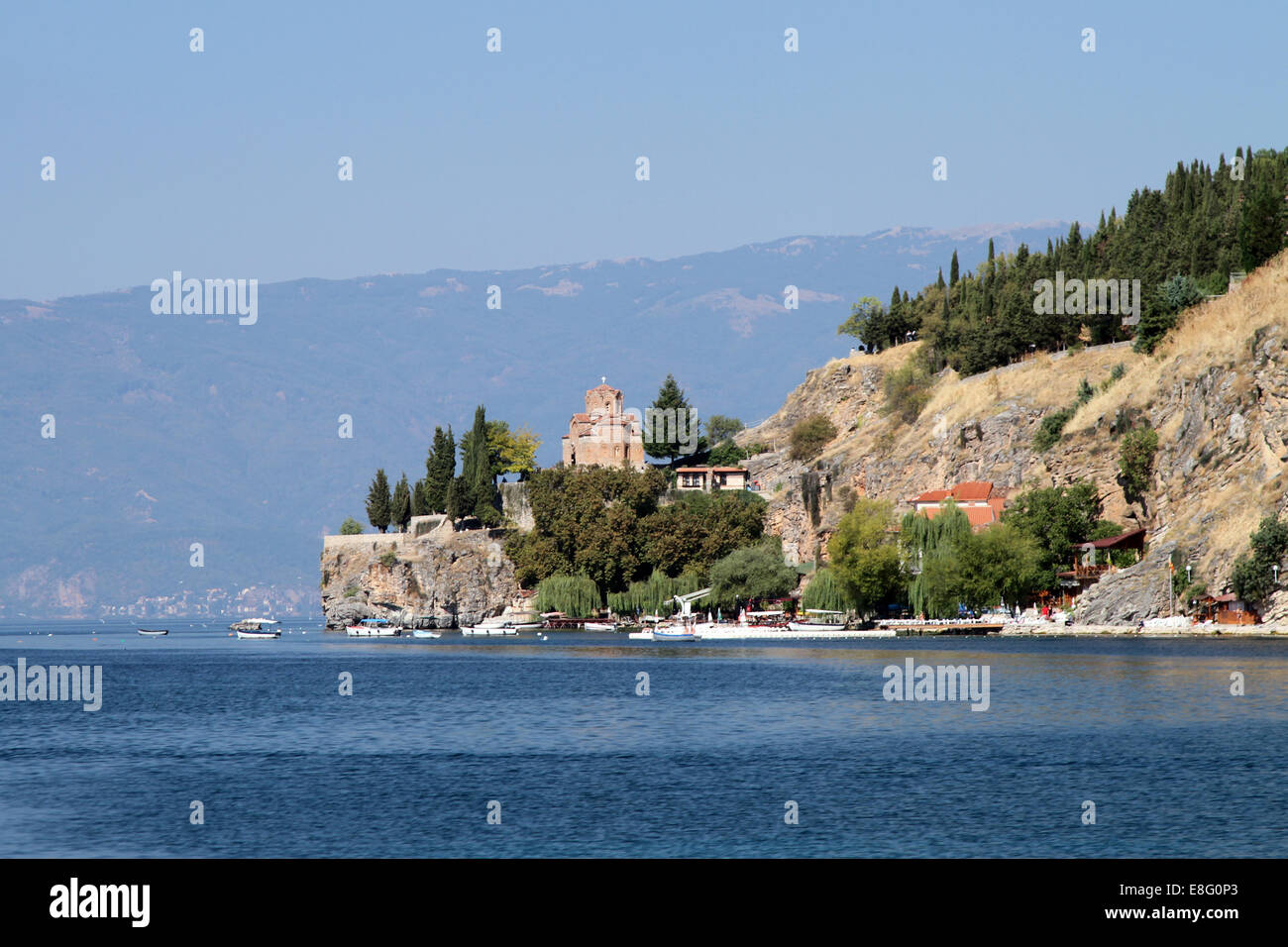 Saint Jovan la chiesa che si affaccia sul lago di Ohrid nel sud-ovest della Macedonia Foto Stock