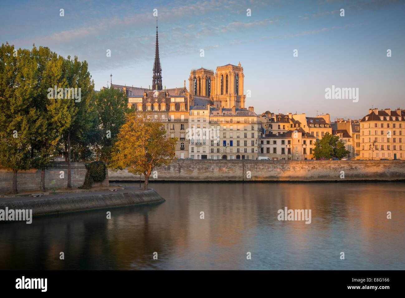 Primi raggi del tramonto sulle torri della cattedrale di Notre Dame e gli edifici di Ile-de-la-Cité, Parigi, Francia Foto Stock