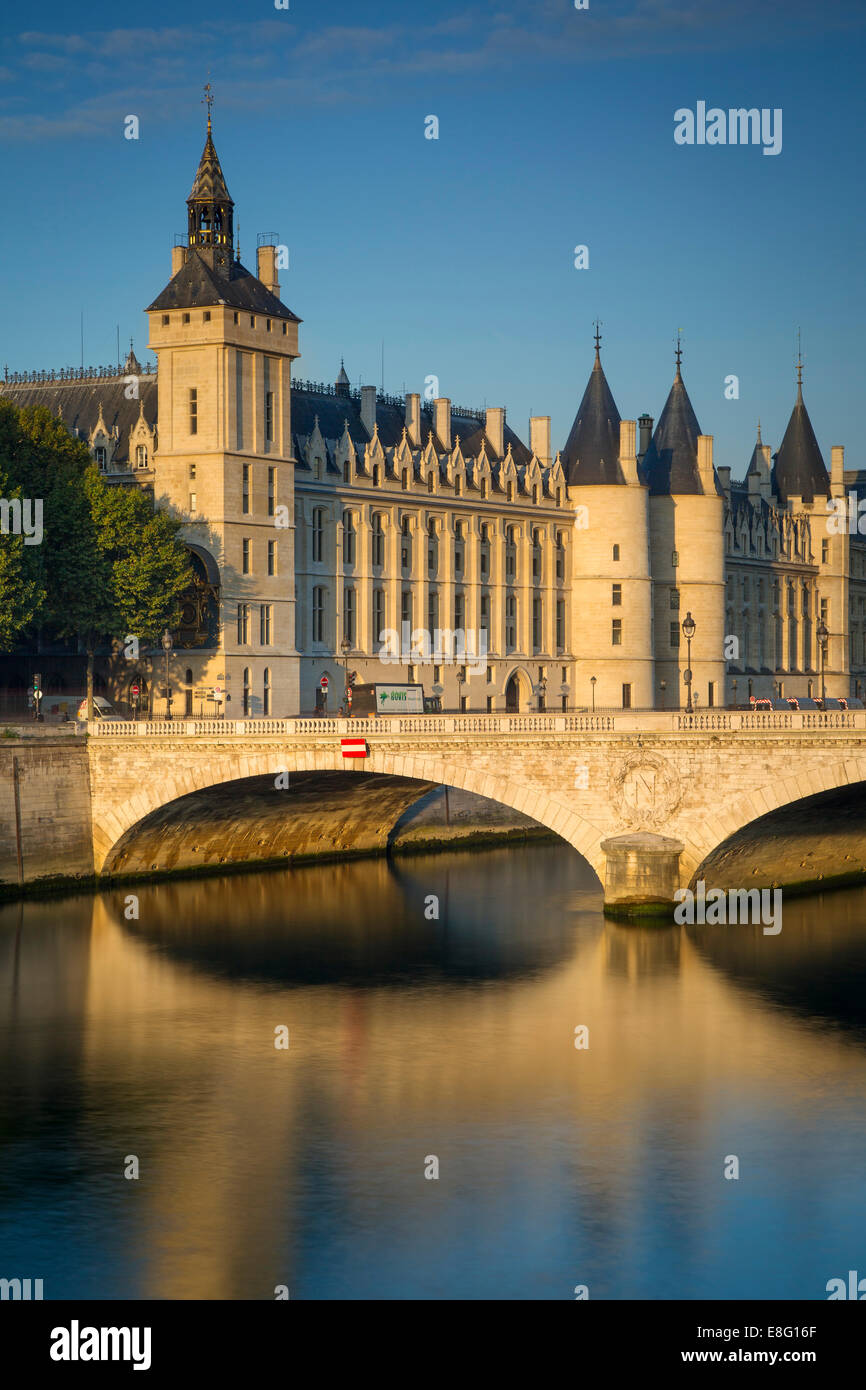 La mattina presto la luce solare sulla famigerata Conciergerie sull Ile-de-la-Cité, Parigi, Francia Foto Stock