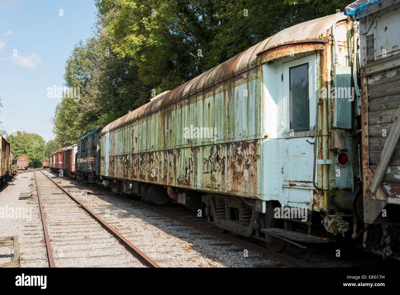 Vecchio arrugginito con il treno alla stazione ferroviaria di hombourg in Belgio Foto Stock