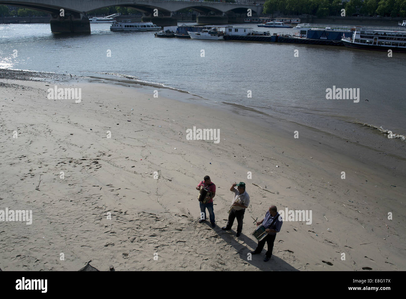 Tre mariachi messicani musicisti sul Tamigi foreshore South Bank di Londra Foto Stock