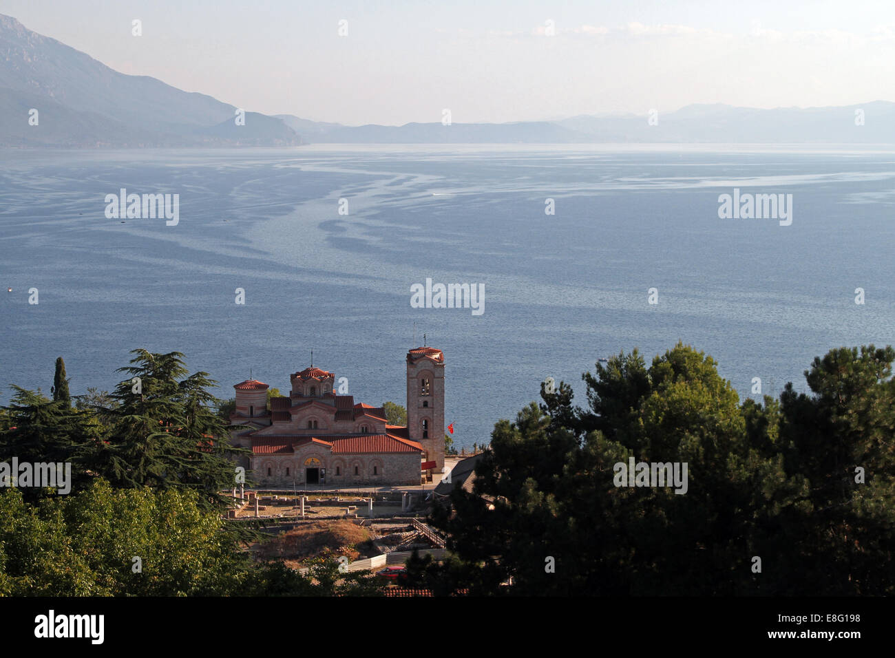 San Panteleimona monastero con il lago di Ohrid in background, Macedonia Foto Stock