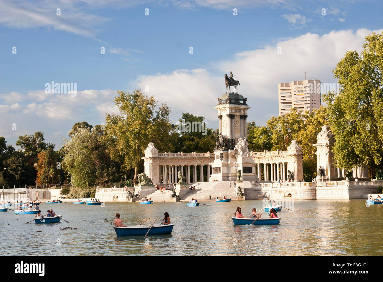 Lago e Alfonso XII scultura in El Buen Retiro park, Madrid Foto Stock