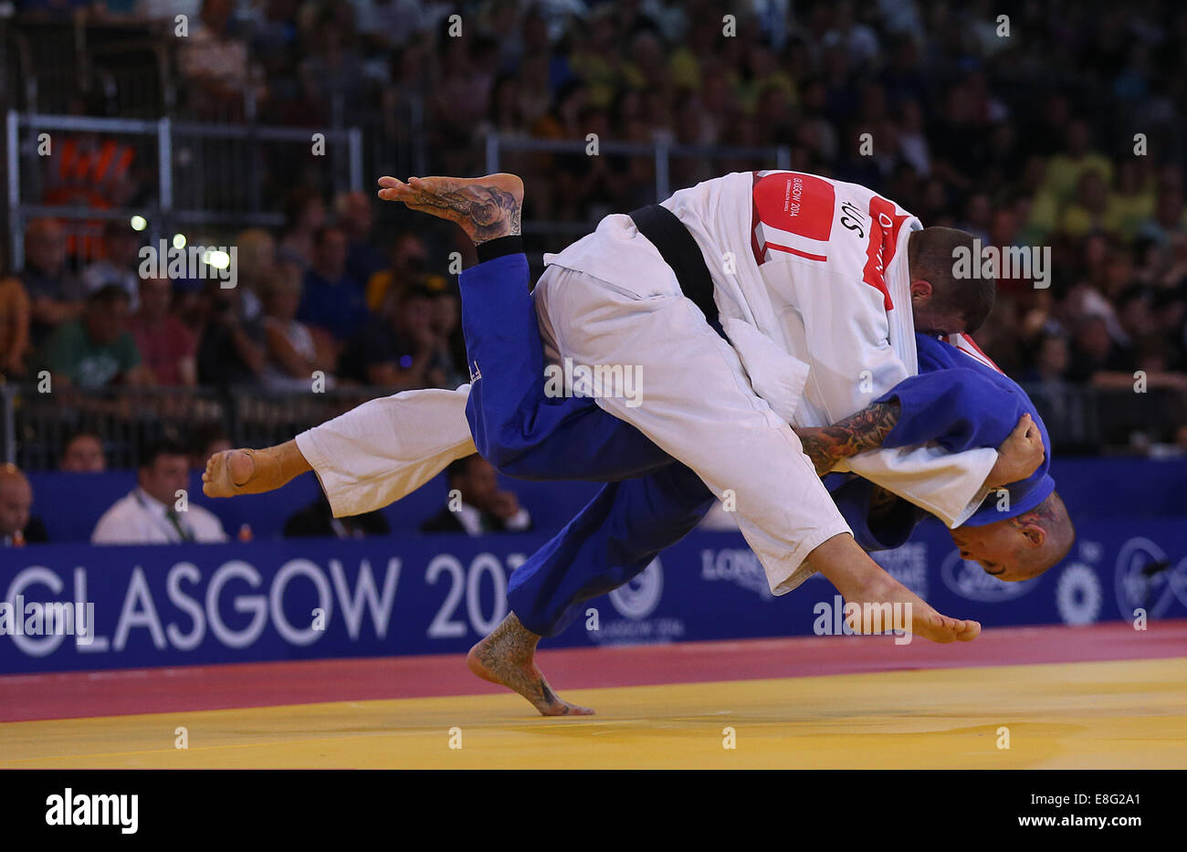 Arnie Dickins (AUS) (bianco) e Danny Williams (ITA) (blu) - Judo 73kg Round di 16 - SECC - Glasgow Scotland Regno Unito - 250714 - Gl Foto Stock