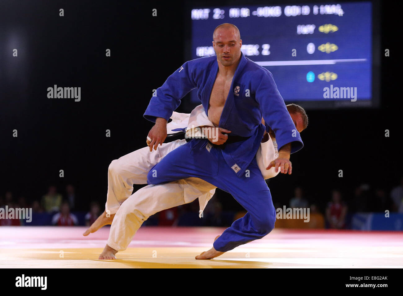 Zack Piontek (RSA) (bianco) batte Matteo Purssey (SCO)(Blu) in finale - Judo 90kg Finale - SECC - Glasgow Scotland, Regno Unito - 260 Foto Stock