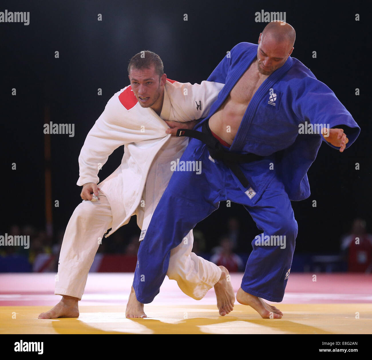 Zack Piontek (RSA) (bianco) batte Matteo Purssey (SCO)(Blu) in finale - Judo 90kg Finale - SECC - Glasgow Scotland, Regno Unito - 260 Foto Stock