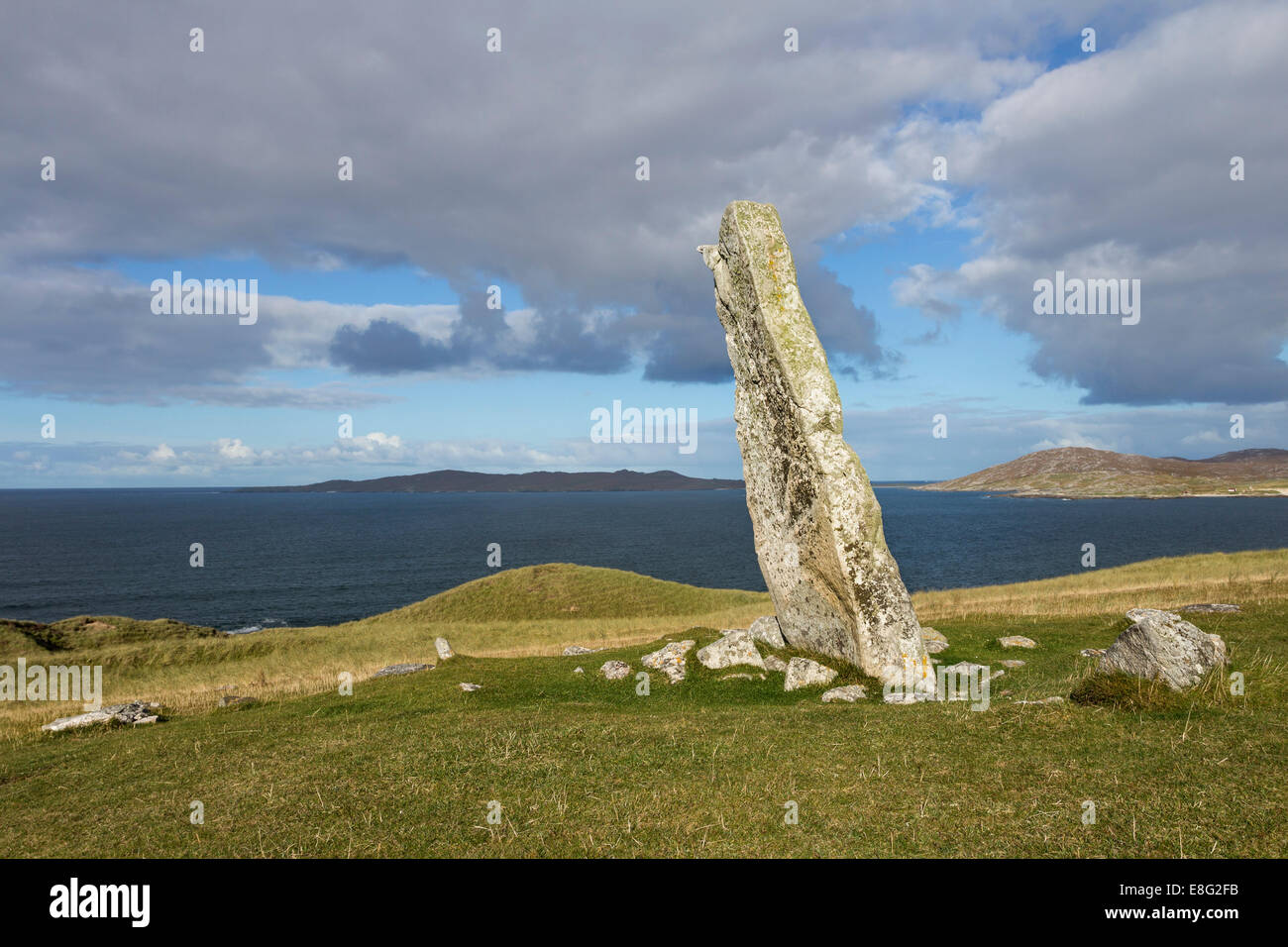 La pietra permanente Leoid Clach Mhic, conosciuta anche come pietra di MacLeod, Nisabost, Isola di Harris, Ebridi, Scozia, REGNO UNITO Foto Stock