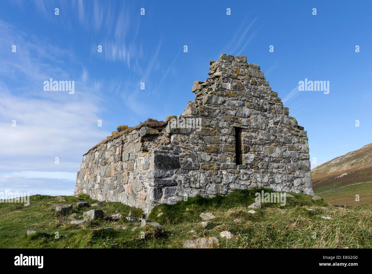 Resti di una cappella medievale costruito sulla sommità di un'età del ferro Broch, Rubha un Teampaill, Sud Harris, Ebridi, Scozia Foto Stock