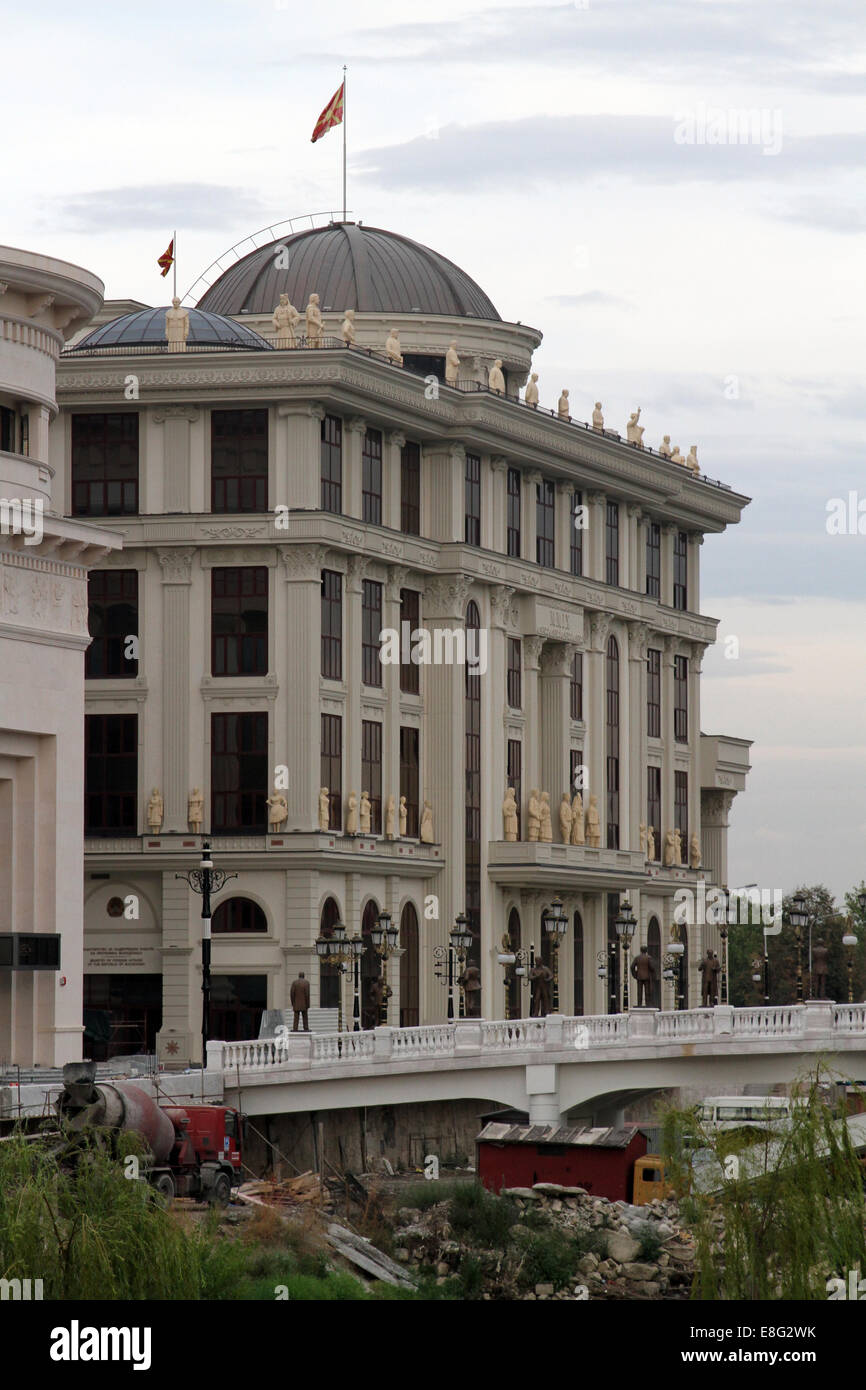 Il Ministero degli Affari Esteri edificio affacciato sul fiume Vardar nel centro di Skopje, in Macedonia. Foto Stock