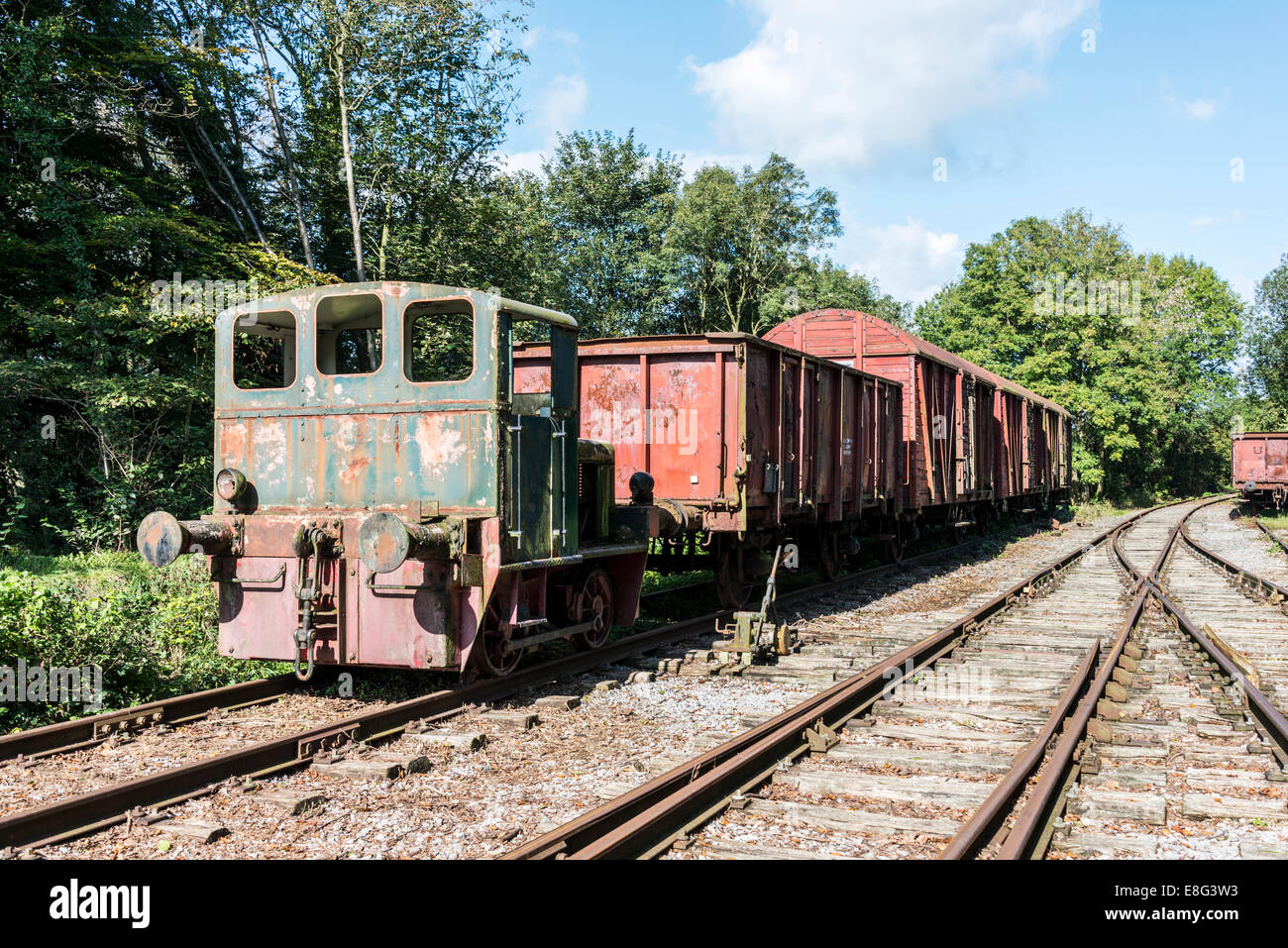 Vecchio treno arrugginito con locomotiva alla stazione ferroviaria hombourg in Belgio Foto Stock