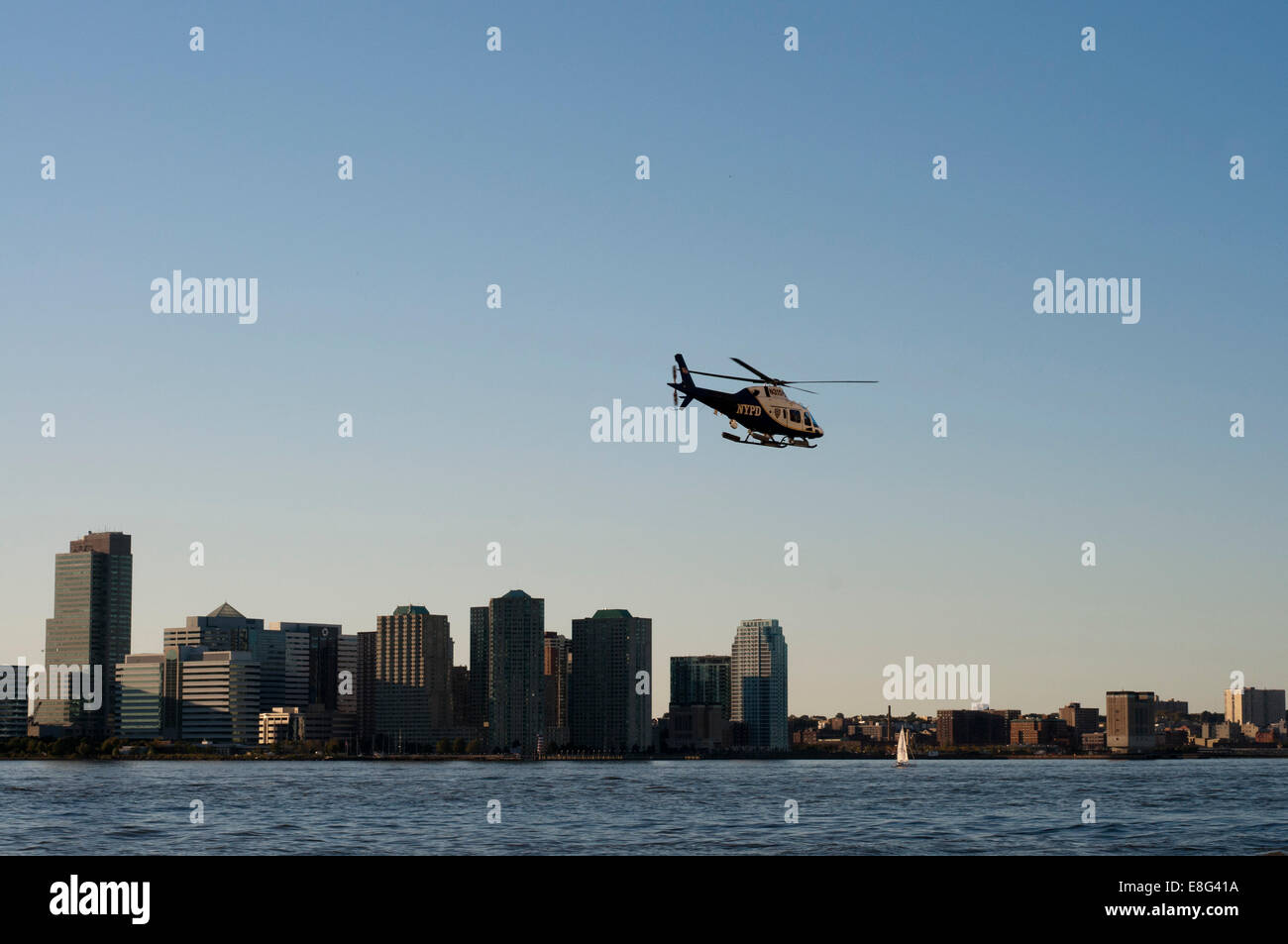 New York City del Dipartimento di Polizia di unità di Porto di elicottero sul fiume Hudson nel porto di New York New York STATI UNITI D'AMERICA Foto Stock