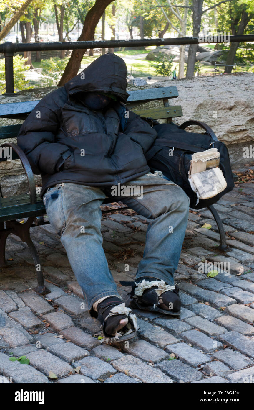 Un senzatetto dormire a Central Park. Tutto ciò che era di certo - se, infatti, nulla è stato - è che la città di New York Censimento Foto Stock