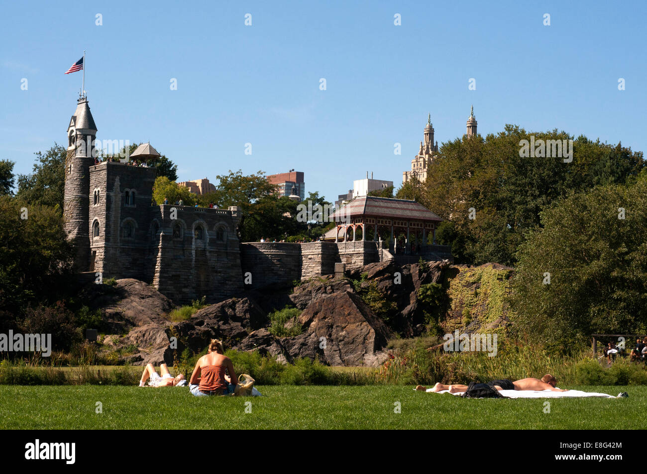Central Park. Castello del Belvedere. Questo castello di pietra, con torre inclusa, è stato costruito nel 1869 e utilizzato dalla città di New York osservatorio meteorologico. Esso è aperto al pubblico e dalla terrazza più alta, denominata Vista roccia presenta una delle migliori vedute del parco. Vicino a nord-ovest è il Delacorte Theatre, un teatro all'aperto dove si è celebrata in estate Shakespeare nel parco. Foto Stock