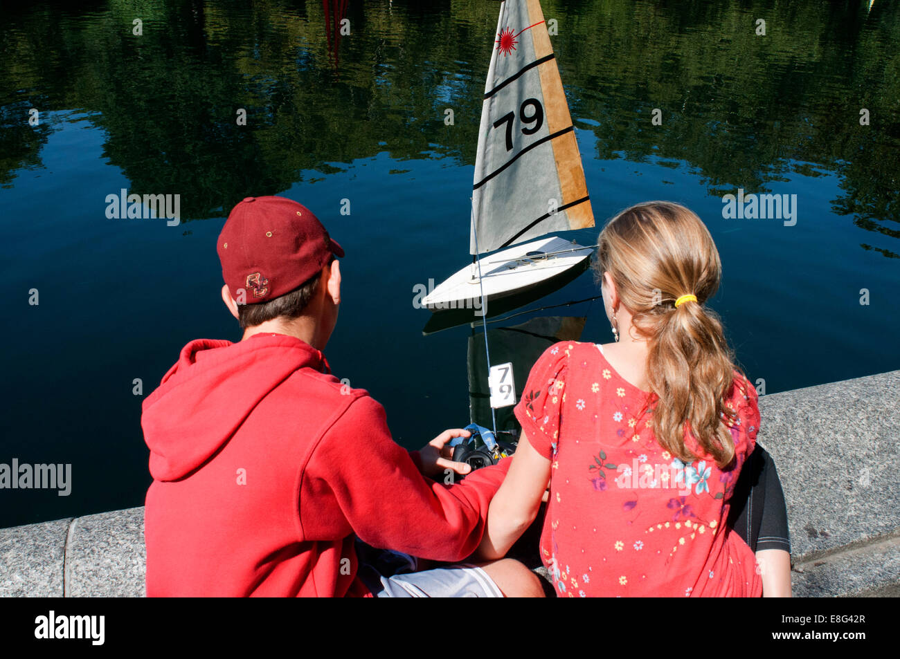 Central Park. Conservatorio di acqua. Si tratta di un piccolo stagno, all'altezza delle vie 72 e 75, in cui possiamo vedere come i newyorkesi, principalmente più piccolo, divertente comando radio con piccole imbarcazioni. A nord dello stagno è una scultura di Alice nel paese delle meraviglie che tutti i ragazzi amano andare in su e in giù e sulla sponda sinistra si trova la statua di Hans Christian Andersen, che rappresenta la lettura il suo libro "El brutto anatroccolo '. Appena al di sotto di questa statua e da giugno a settembre ore 11.00, ogni sabato c'è un cantastorie per bambini. Foto Stock