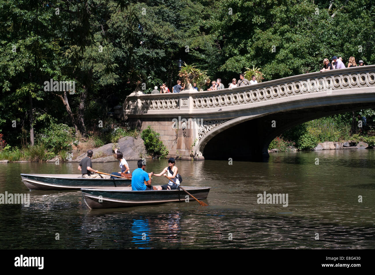 Central Park. Barche nel lago. New York. Ponte. New York. Gli amanti della romantica. Questo lago si trova a sud del Grande prato e affittato Foto Stock