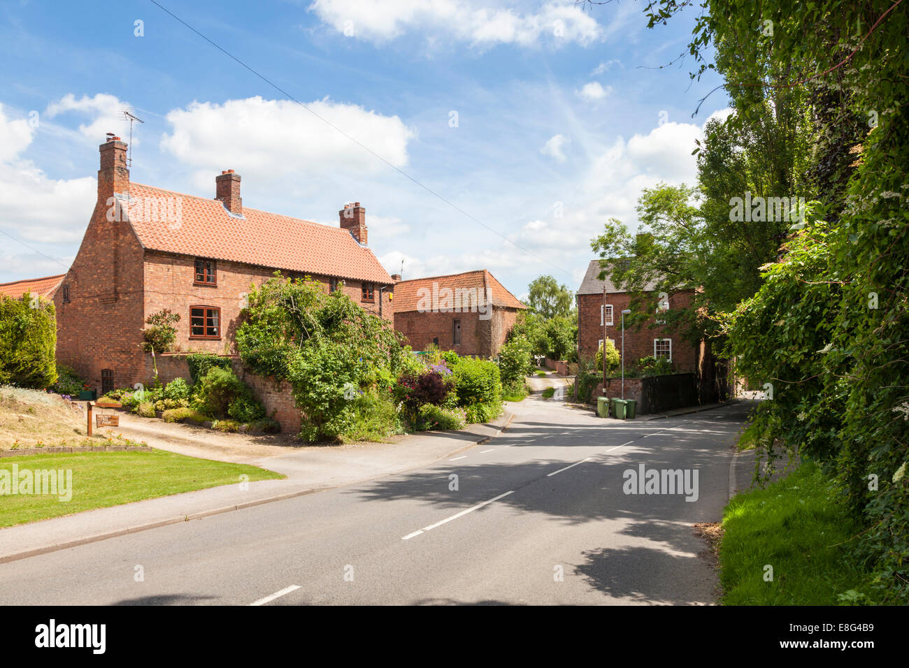 Vecchie e nuove case nel villaggio di Eakring, Nottinghamshire, England, Regno Unito Foto Stock
