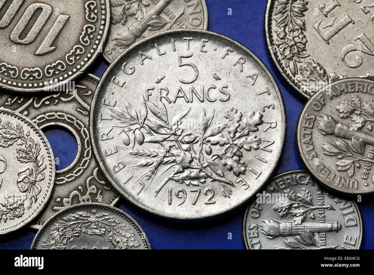 Monete di Francia. Olio d'oliva e oak rami illustrati nel vecchio cinque franco francese moneta. Foto Stock