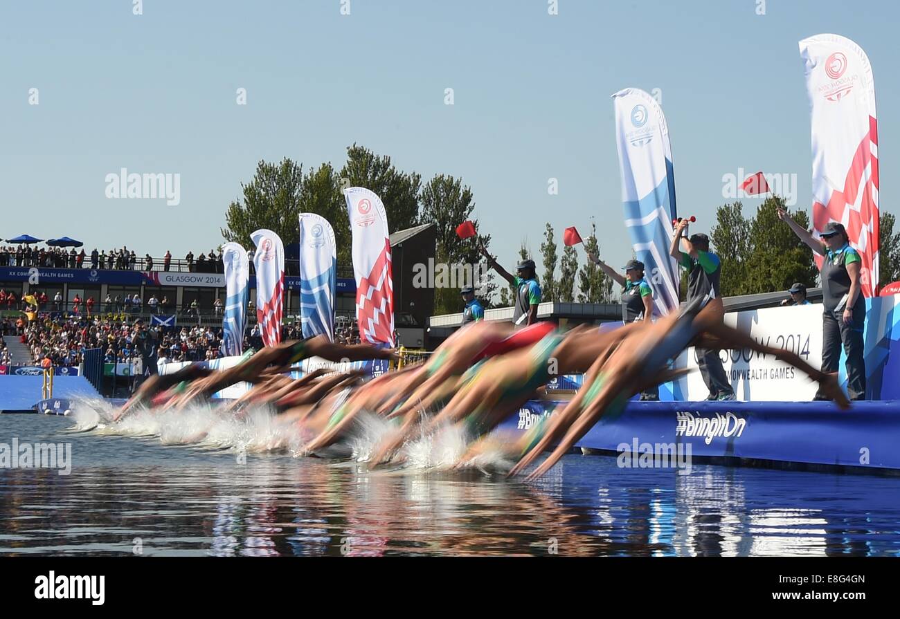 L'inizio delle donne del Triathlon al 2014 Giochi del Commonwealth. Il Triathlon. Strathclyde Country Park, Glasgow, Scotland, Regno Unito - Foto Stock