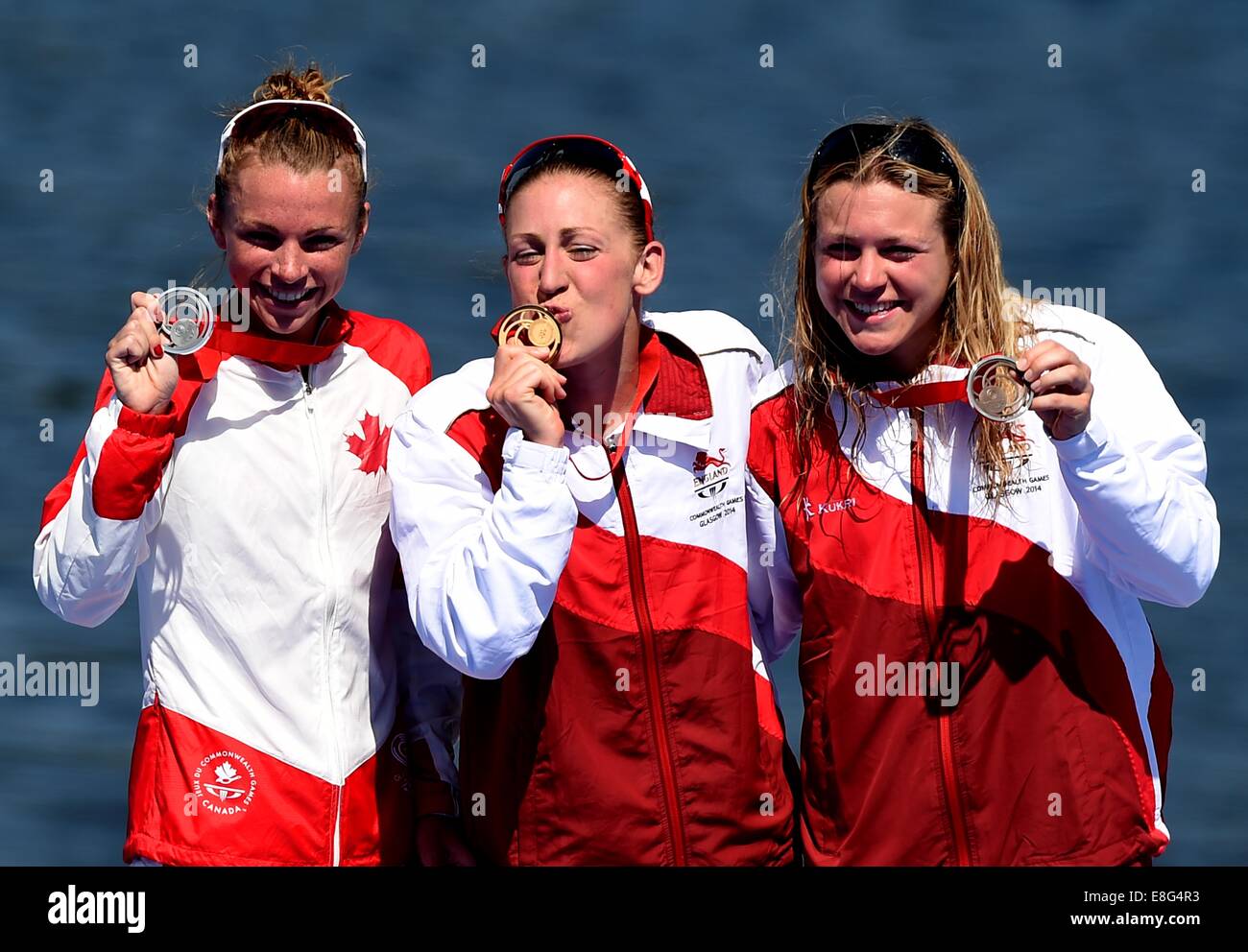 (L t r) Kirsten Sweetland (CAN, medaglia d'argento), Jodie Stimpson (ENG, medaglia d'oro) e Vicky Holland (ENG, medaglia di bronzo). Triathlon Foto Stock