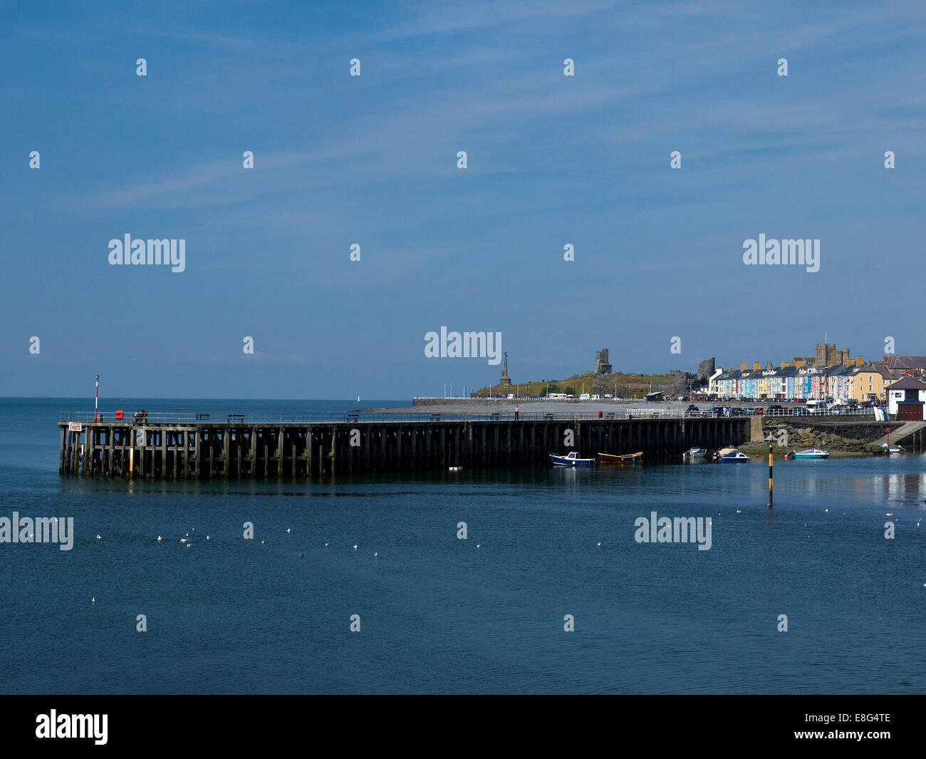 Aberystwyth Harbour, il lungomare con il memoriale di guerra e le rovine del castello di oltre Foto Stock