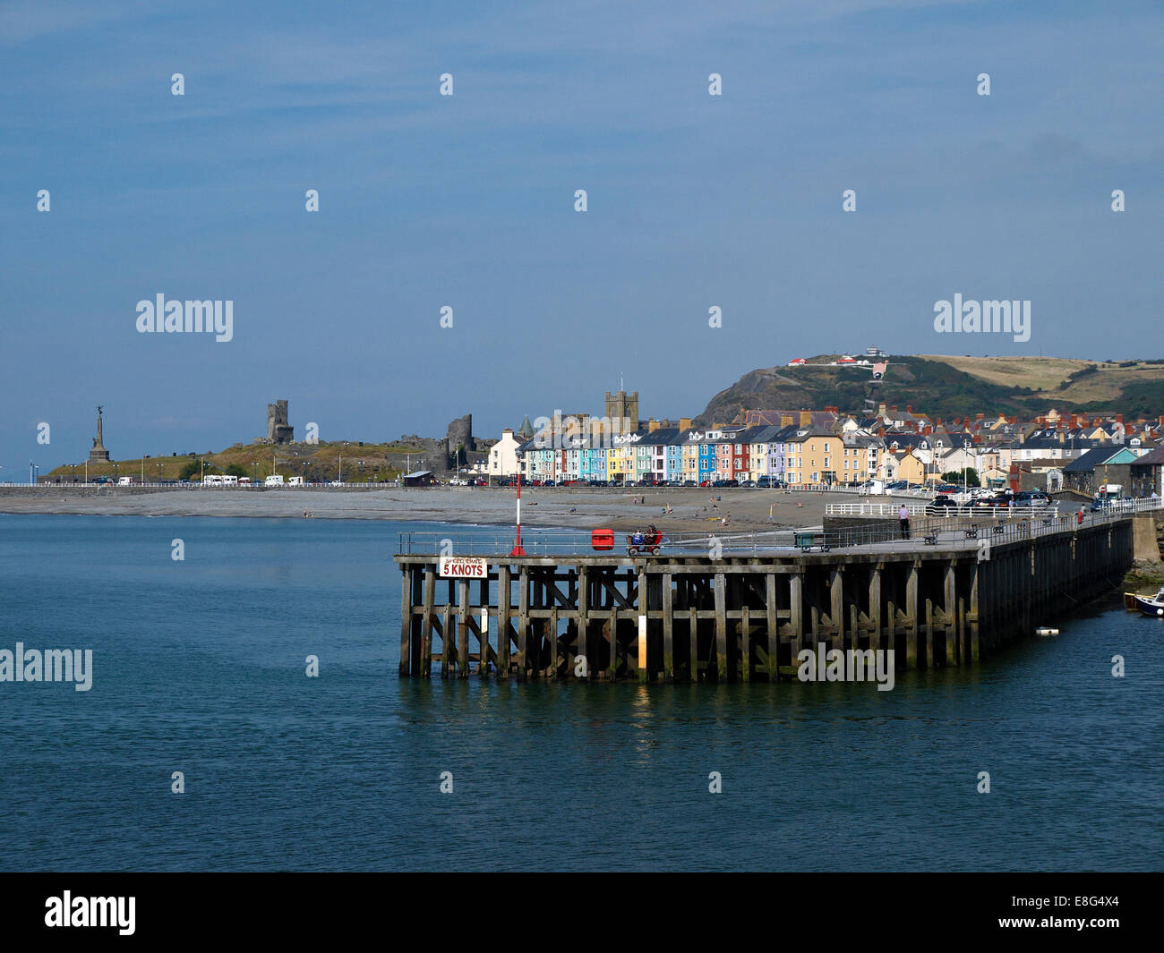 Aberystwyth Harbour, il lungomare con il memoriale di guerra e le rovine del castello di oltre Foto Stock