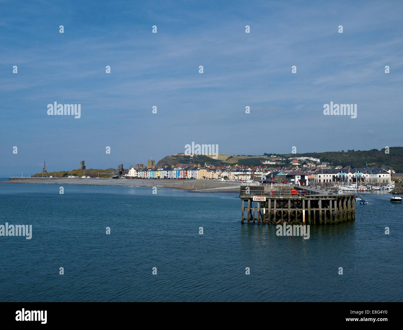 Aberystwyth Harbour, il lungomare con il memoriale di guerra e le rovine del castello di oltre Foto Stock