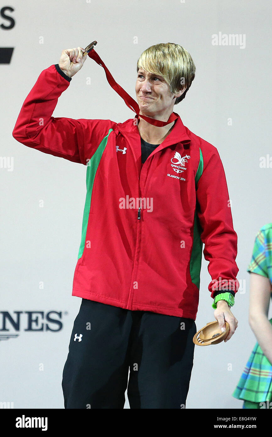 Medal Cermony. Michaela Breeze (WAL) vince la medaglia di bronzo. Sollevamento pesi - Womens 58kg GRUPPO A - SECC - Glasgow, Scozia, Regno Unito - Foto Stock