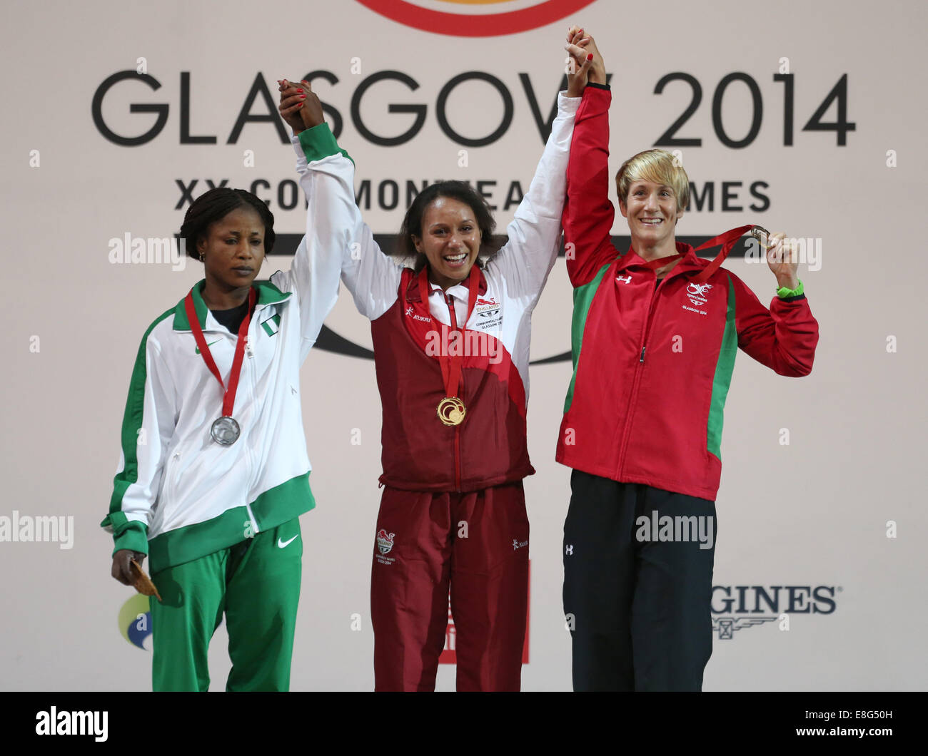 Medal Cermony. Zoe Smith (ITA) vince la medaglia d oro, Ndidi Winifred (NGR) vince la medaglia d argento e Michaela Breeze (WAL) vince th Foto Stock