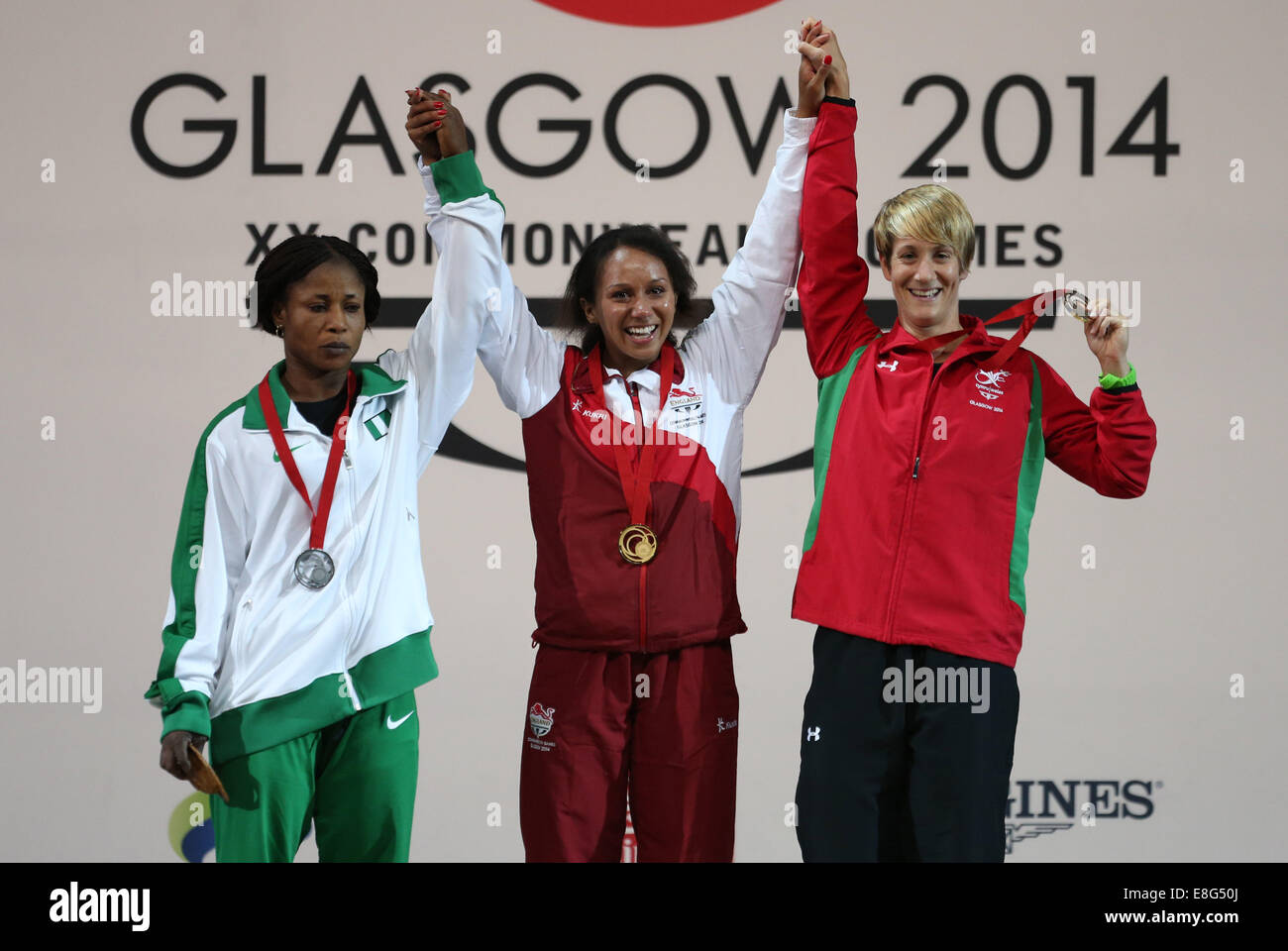 Medal Cermony. Zoe Smith (ITA) vince la medaglia d oro, Ndidi Winifred (NGR) vince la medaglia d argento e Michaela Breeze (WAL) vince th Foto Stock