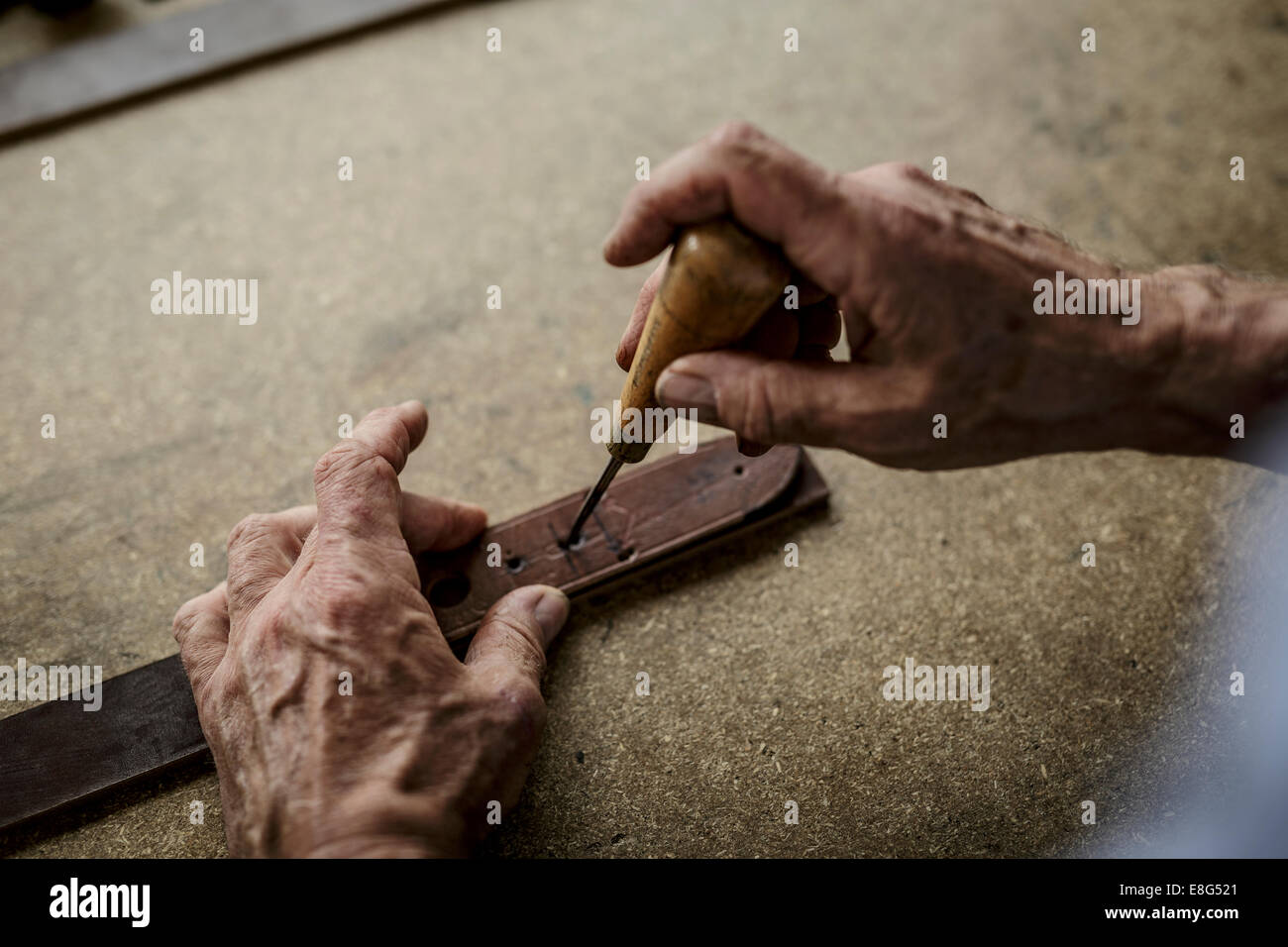 Cinghie in pelle cucita a mano da parte di un maestro inglese Saddler Foto Stock