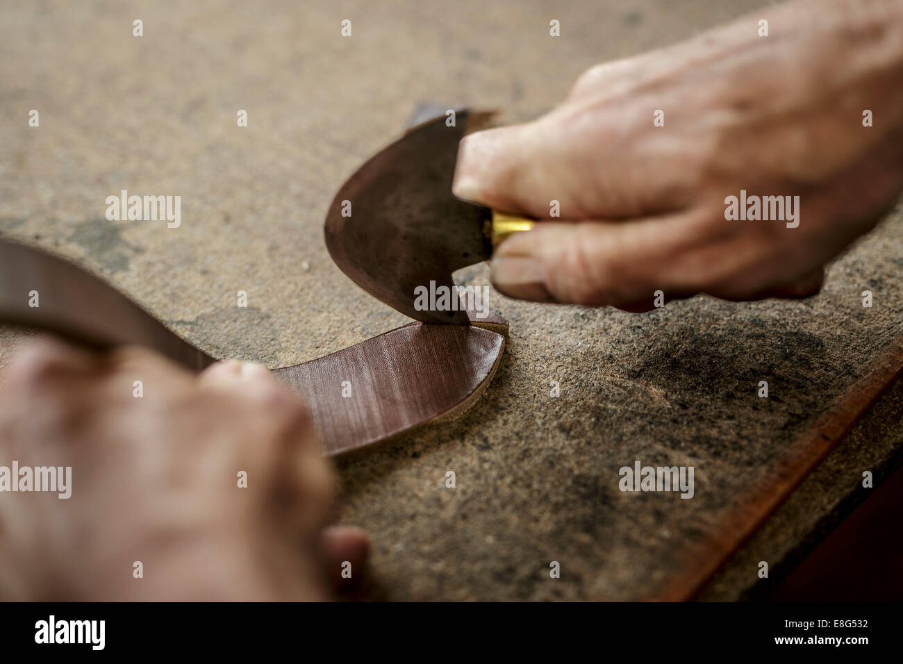 Cinghie in pelle cucita a mano da parte di un maestro inglese Saddler Foto Stock