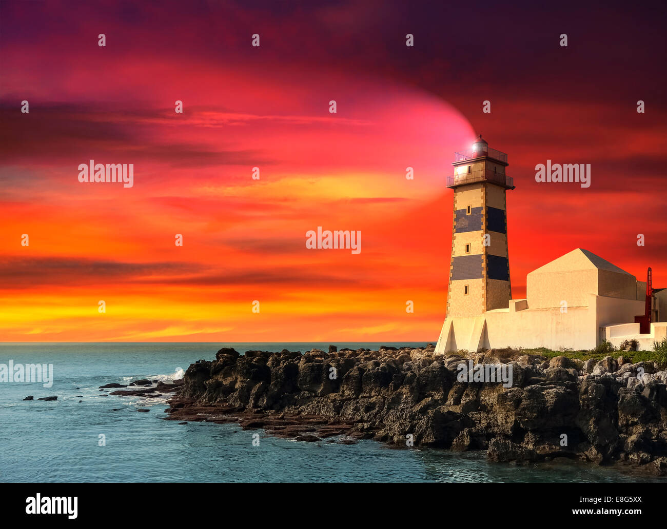 Faro al tramonto, viola seascape. Foto Stock