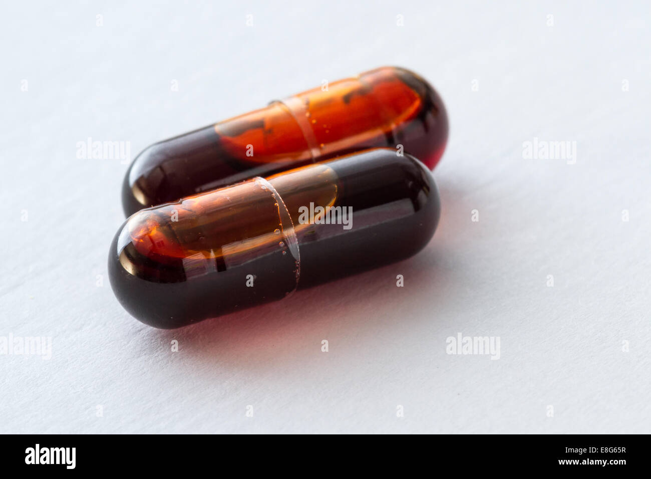 Close up di olio di krill capsule isolato su uno sfondo bianco Foto Stock