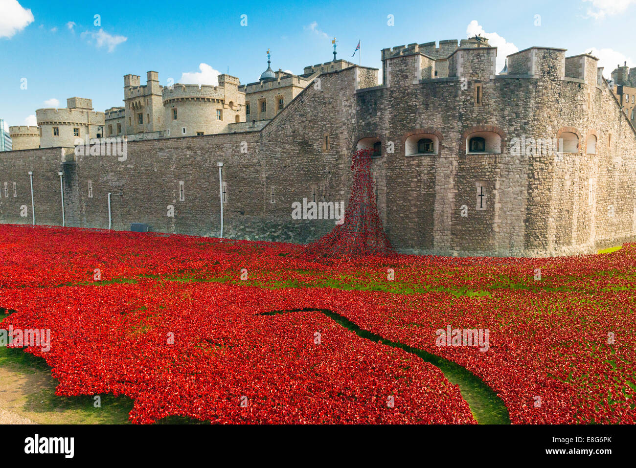 La Torre di Londra ricorda la Prima Guerra Mondiale WW1 WWI - Sangue spazzata di terre e mari di Red artista Paul Cummins designer Tom Piper Foto Stock
