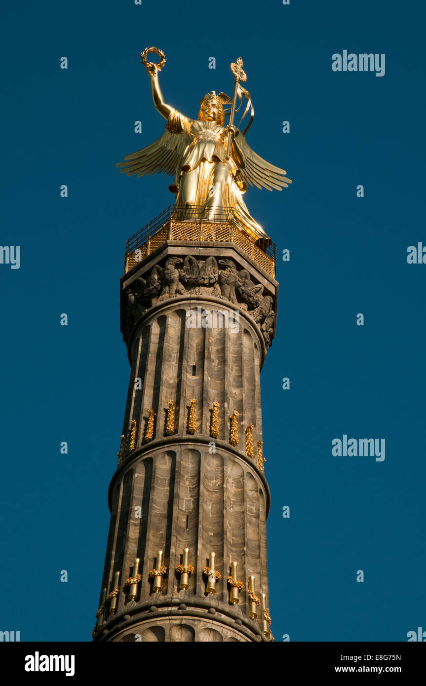 Siegessaeule Colonna della Vittoria per commemorare le vittorie di Prussia che portarono alla riunificazione tedesca, Berlino Foto Stock