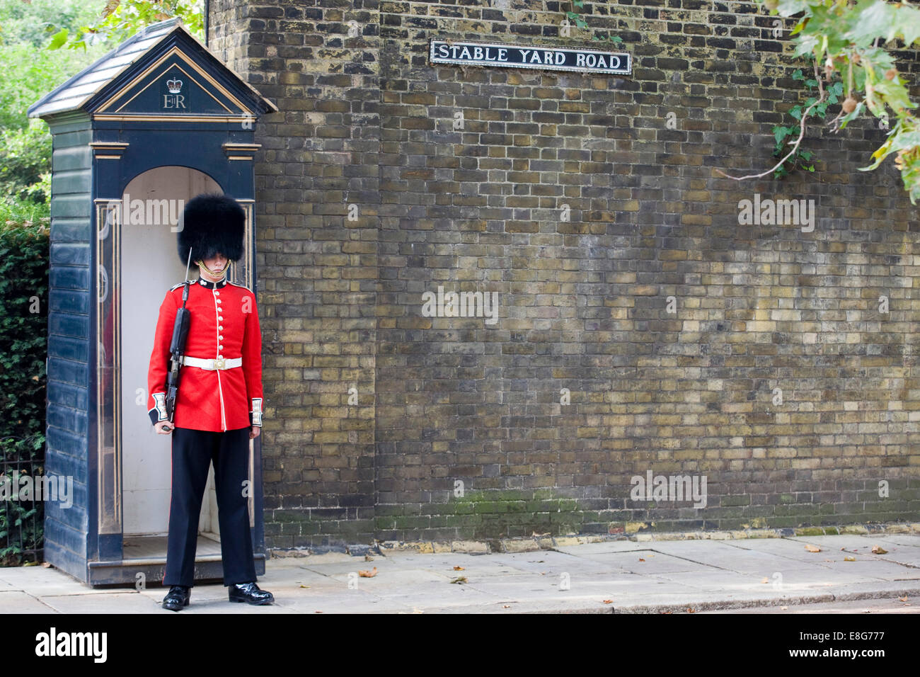 Sta di guardia al di fuori del suo secolo riquadro esterno la residenza reale di Clarence House Foto Stock