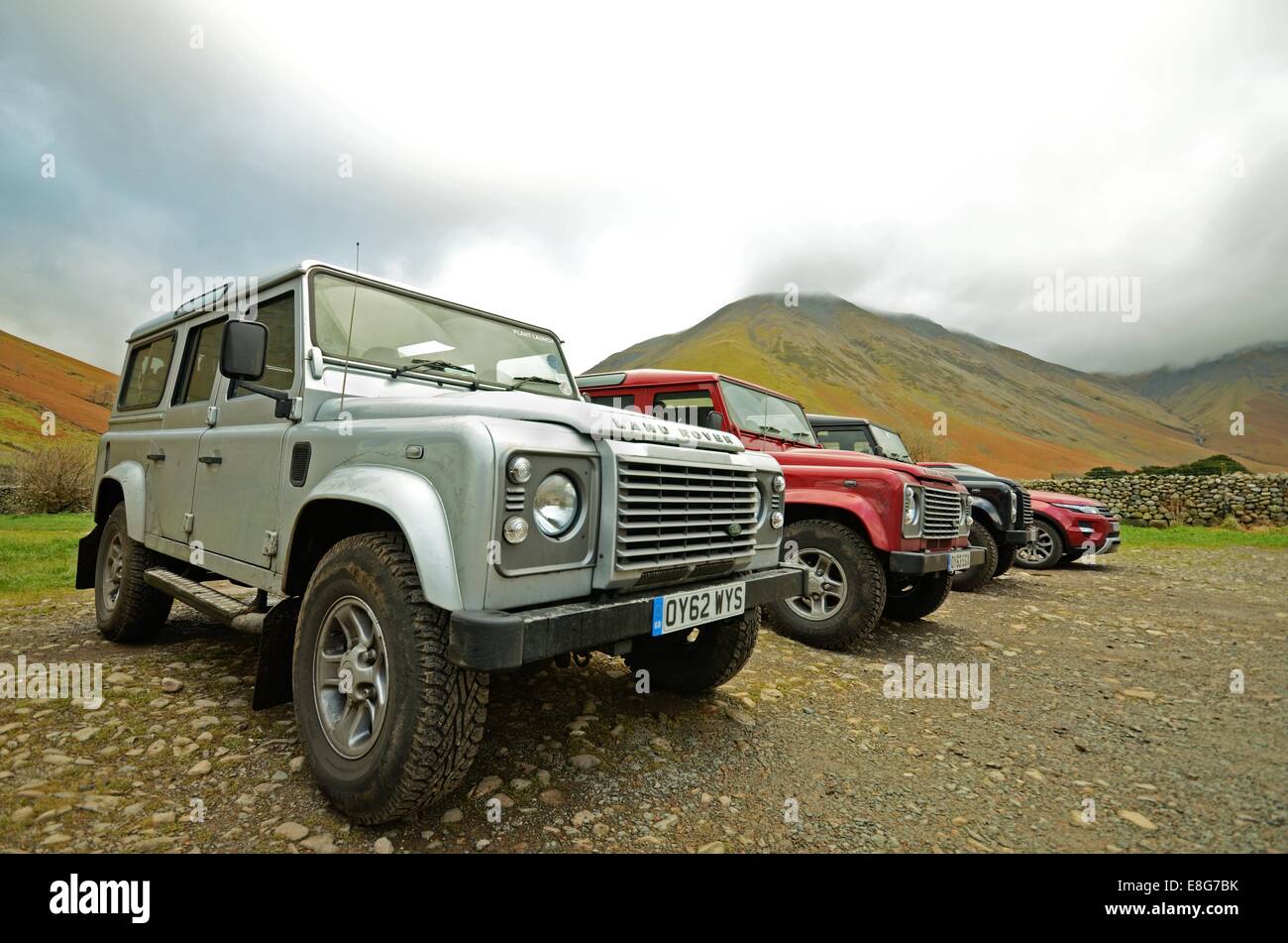 Land Rover Defenders parcheggiato nella valle ai piedi Di Skafell Pike nel Distretto dei Laghi Foto Stock